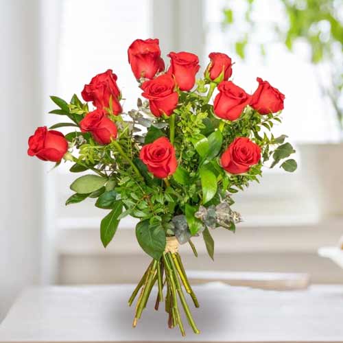 12 Medium Stemed Red Roses